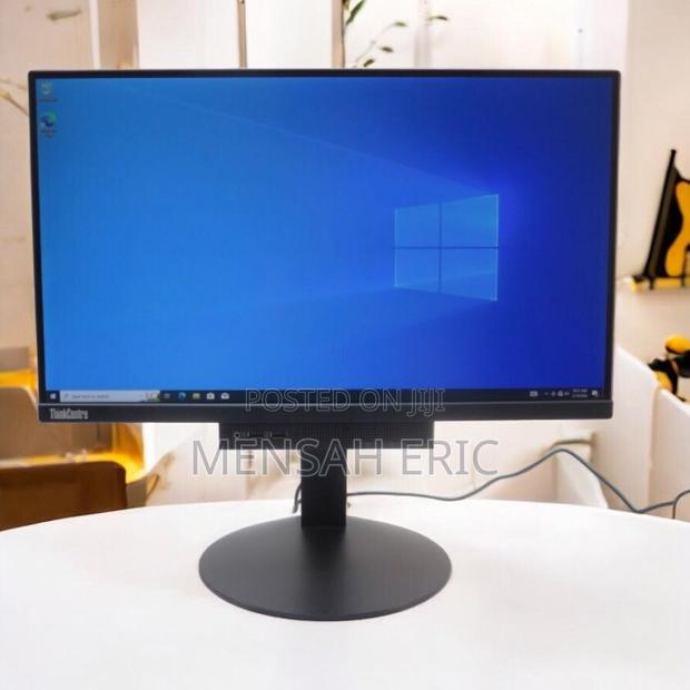 Desktop Computer Lenovo ThinkCentre 22 8GB Intel Core I5 SSD 256GB · Photo 1