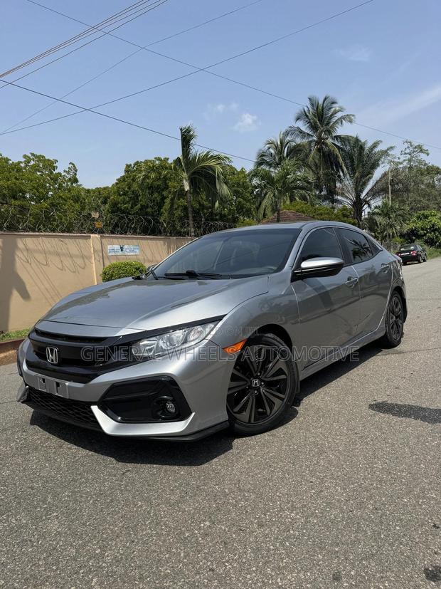 Honda Civic EX Hatchback 2018 Silver · Photo 2