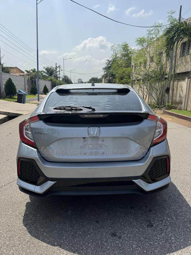 Honda Civic EX Hatchback 2018 Silver · Photo 3