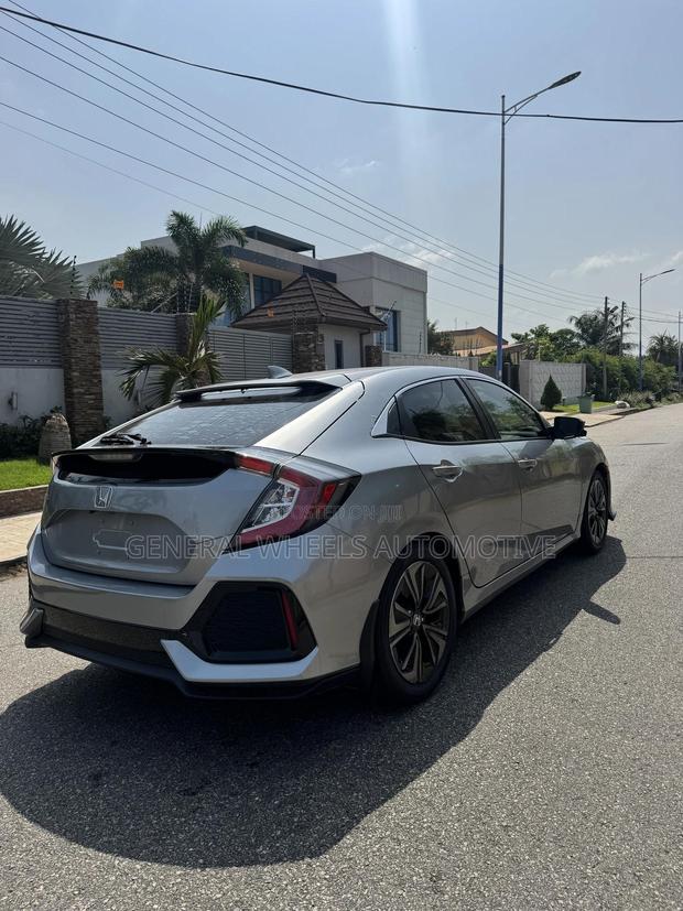 Honda Civic EX Hatchback 2018 Silver · Photo 4