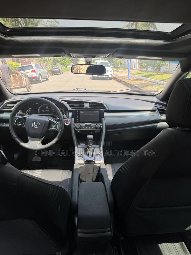Honda Civic EX Hatchback 2018 Silver · Photo 5