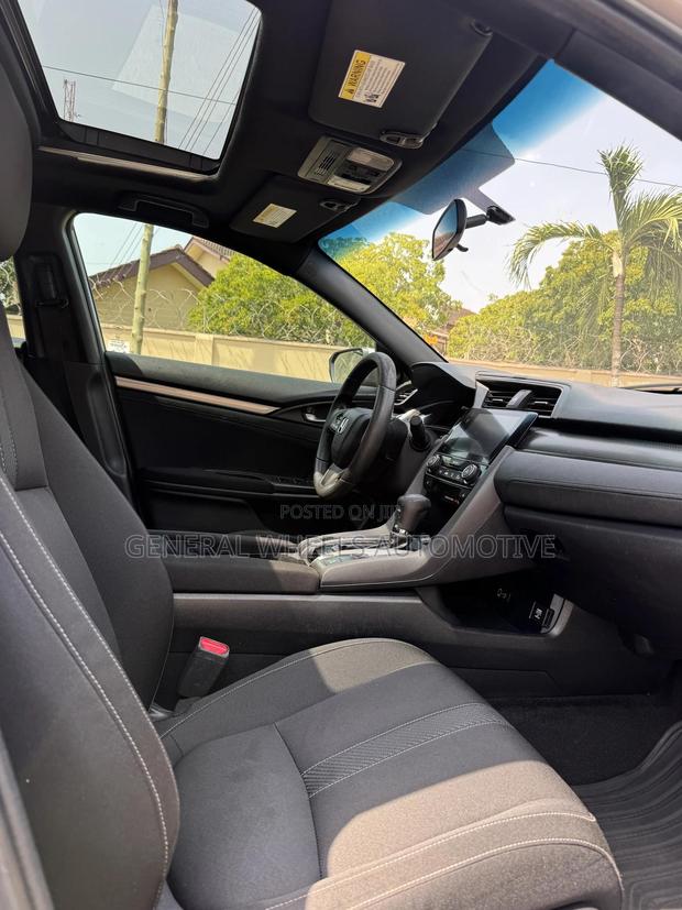 Honda Civic EX Hatchback 2018 Silver · Photo 6
