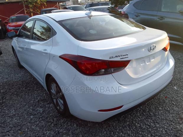 Hyundai Elantra SE Sedan FWD (1.8L 4cyl 6A) 2016 White · Photo 5