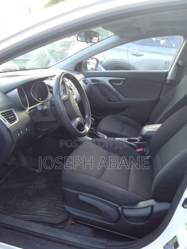 Hyundai Elantra SE Sedan FWD (1.8L 4cyl 6A) 2016 White · Photo 6