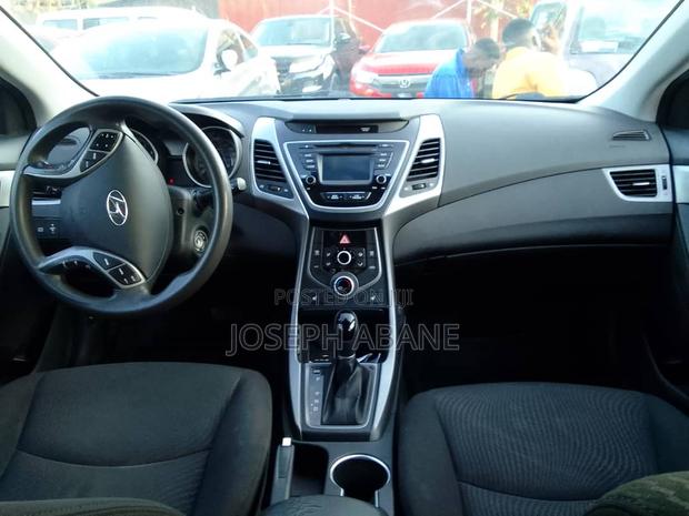 Hyundai Elantra SE Sedan FWD (1.8L 4cyl 6A) 2016 White · Photo 7