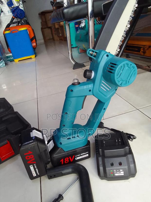 8" Cordless Chainsaw · Photo 3
