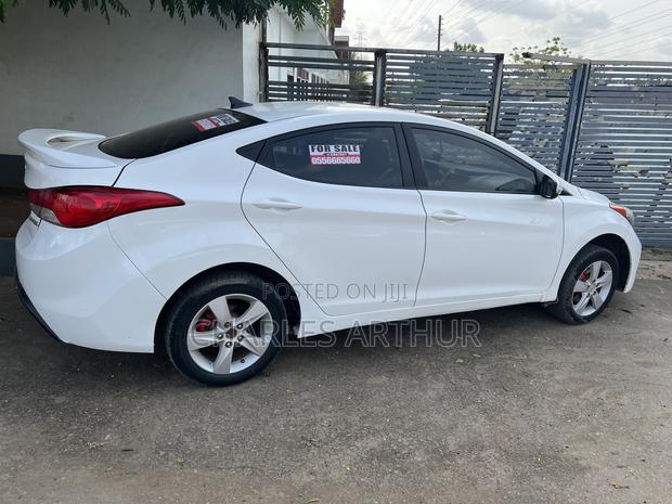 Hyundai Elantra Limited 4dr Sedan (1.8L 4cyl 6A) 2014 White · Photo 3