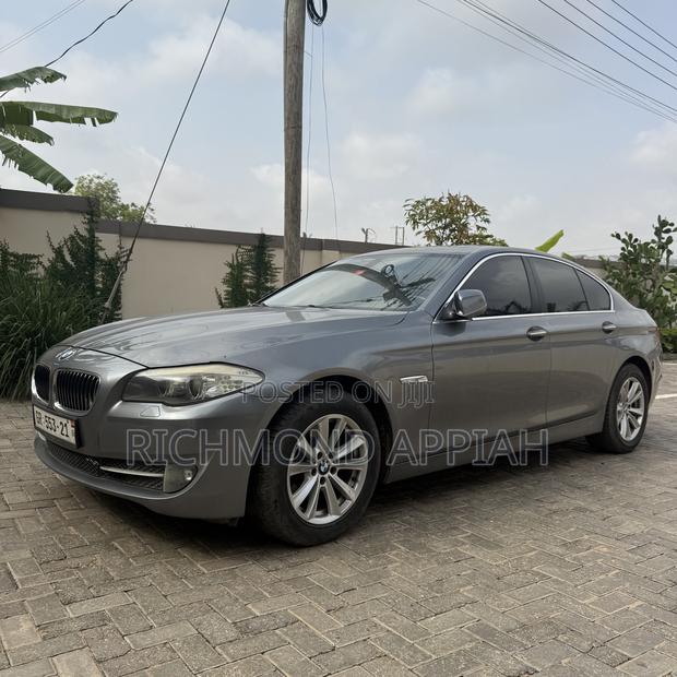 BMW 523i 2013 Gray · Photo 2