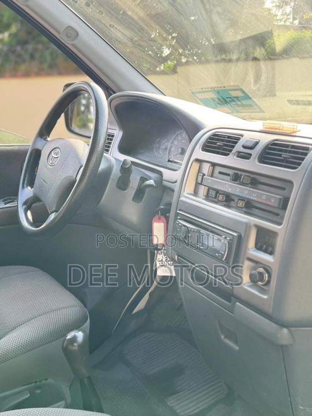 Toyota HiAce 2013 Black · Photo 2