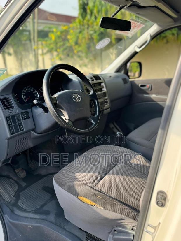 Toyota HiAce 2013 Black · Photo 3