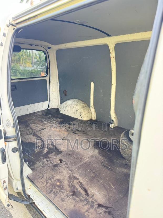 Toyota HiAce 2013 Black · Photo 4