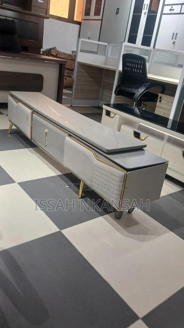 Executive Tv Stand · Photo 1
