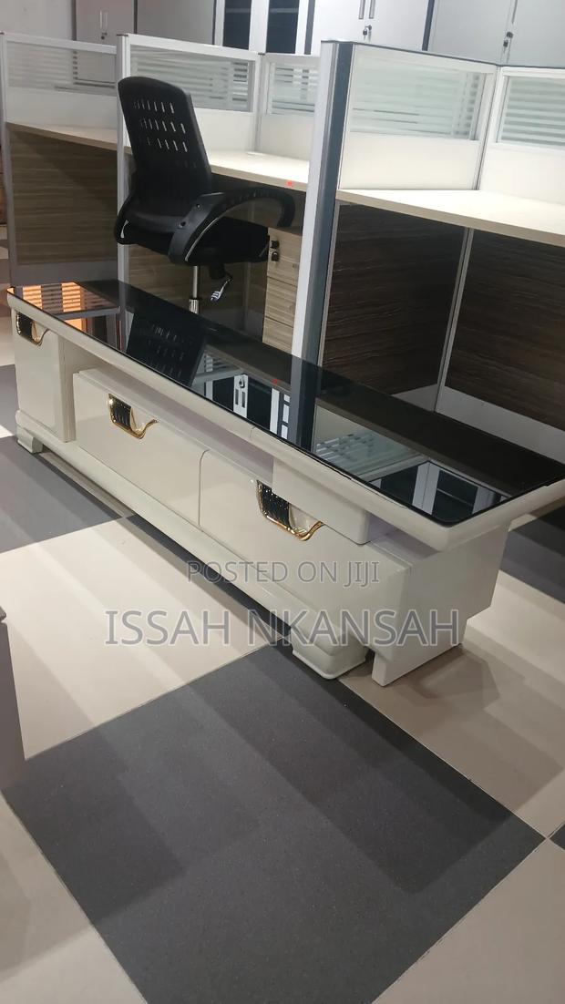 Executive Tv Stand · Photo 2