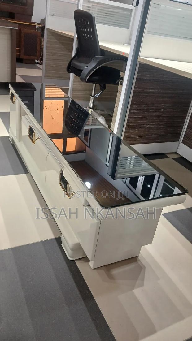 Executive Tv Stand · Photo 3