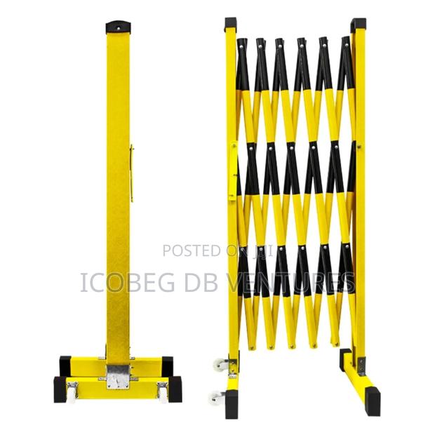 Expandable Fiber Barricade With Wheels/ Fence/Barrier · Photo 1