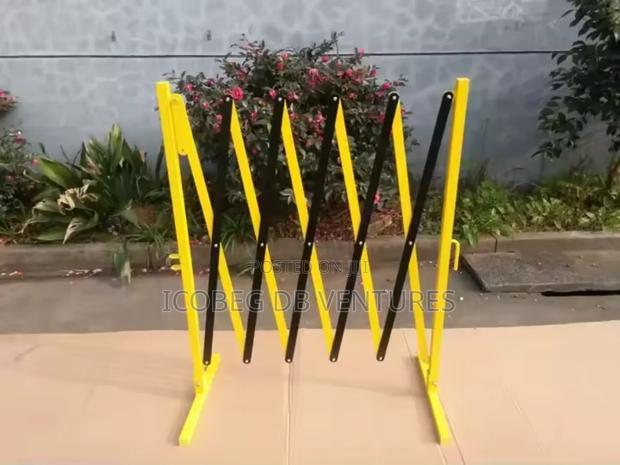 Expandable Fiber Barricade With Wheels/ Fence/Barrier · Photo 3