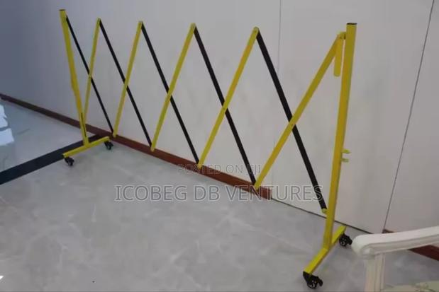 Expandable Fiber Barricade With Wheels/ Fence/Barrier · Photo 6