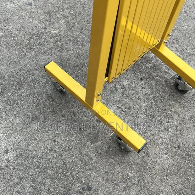 Expandable Fiber Barricade With Wheels/ Fence/Barrier · Photo 8