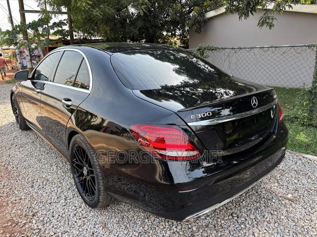 Mercedes-Benz E300 2018 Black · Photo 6