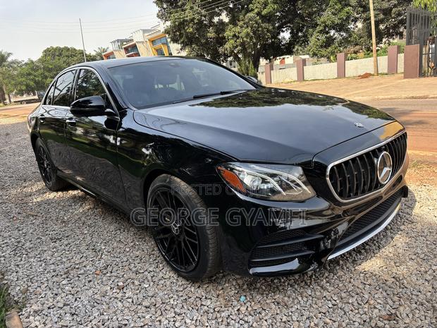 Mercedes-Benz E300 2018 Black · Photo 3