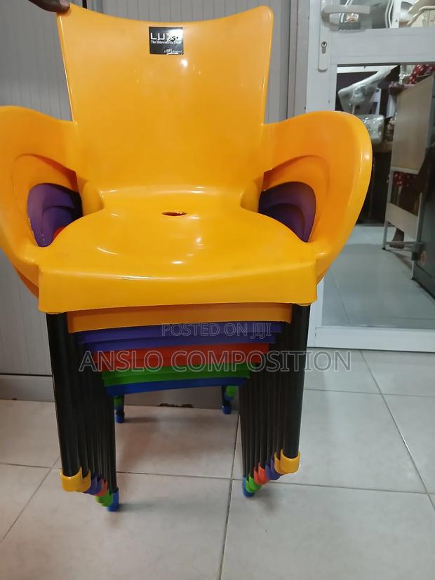 Kids Portable Plastic Chair · Photo 1