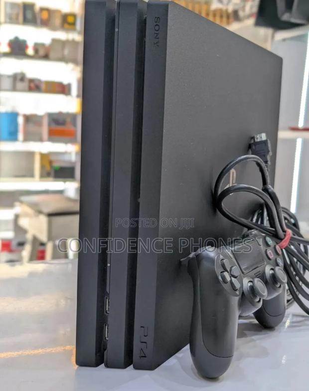 Ps4 Pro With Games +2 Controllers · Photo 3