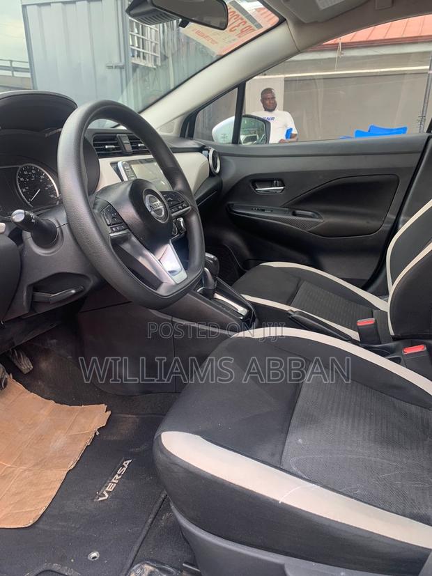 Nissan Versa 1.6 SV 2021 Silver · Photo 6