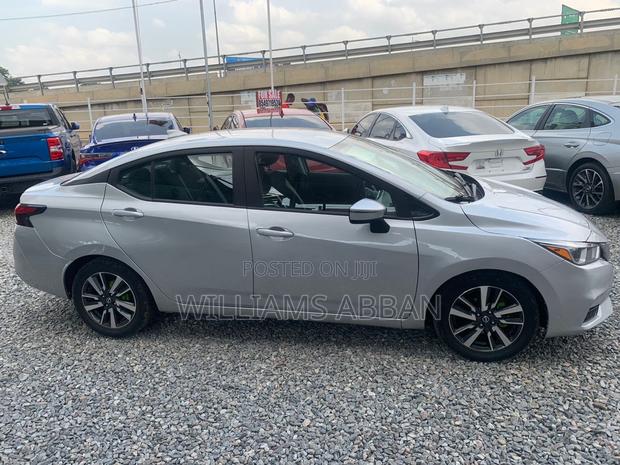 Nissan Versa 1.6 SV 2021 Silver · Photo 4
