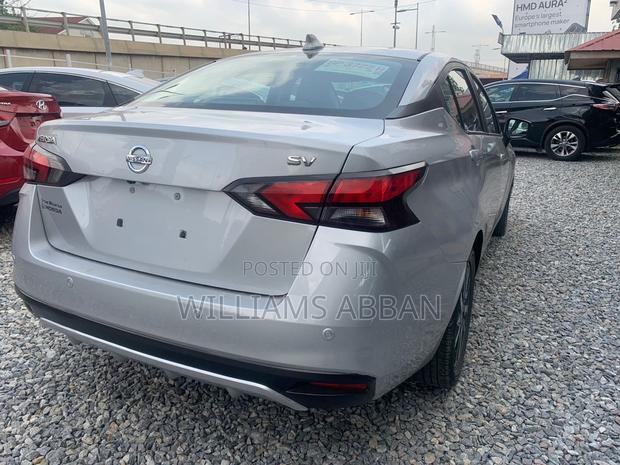 Nissan Versa 1.6 SV 2021 Silver · Photo 3