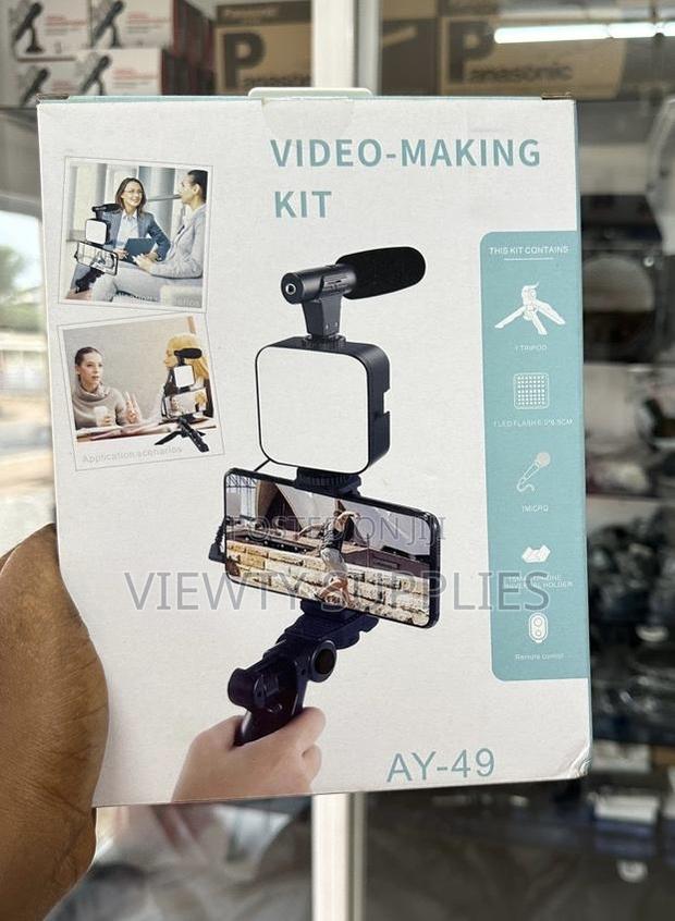 Smartphone Camera Vlogging Kit With Tripod Holder Microphone Led Light · Photo 1