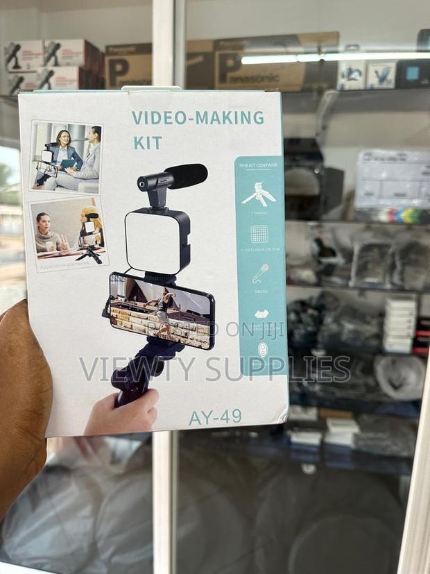 Smartphone Camera Vlogging Kit With Tripod Holder Microphone Led Light · Photo 3
