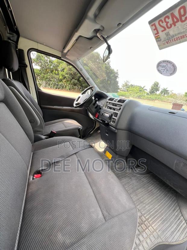 Toyota HiAce 2013 Black · Photo 5