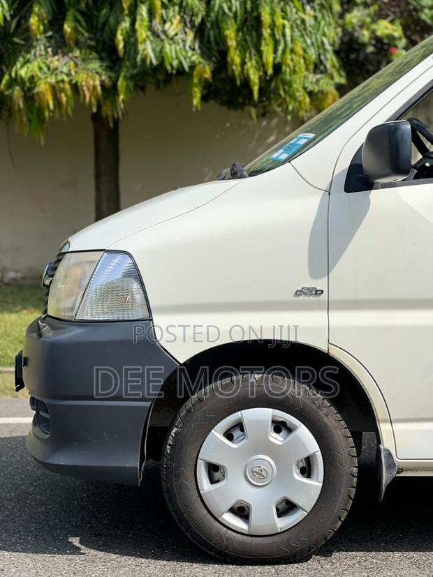 Toyota HiAce 2013 Black · Photo 8