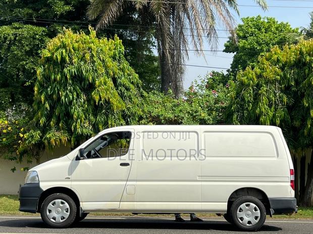 Toyota HiAce 2013 Black · Photo 7