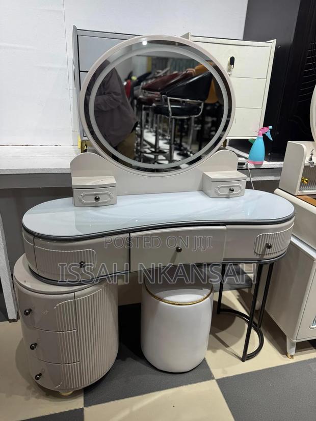 Executive Morden Dressing Mirror · Photo 2