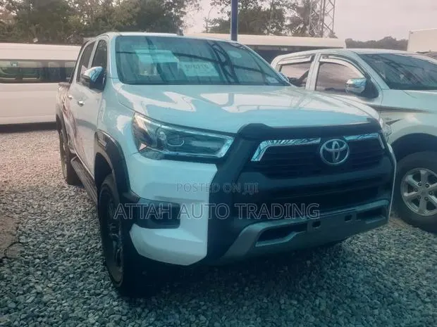 Toyota Hilux 2024 White · Photo 1