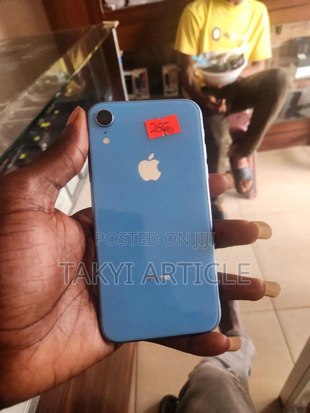 Apple iPhone XR 64 GB Blue · Photo 1