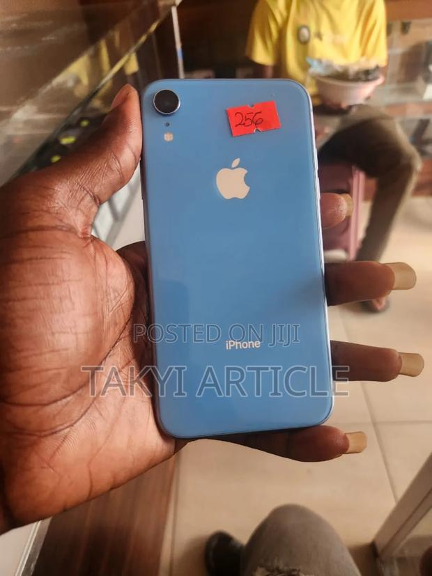 Apple iPhone XR 64 GB Blue · Photo 2