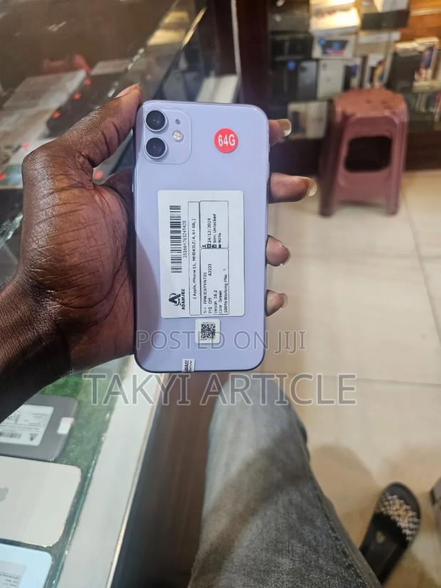 Apple iPhone 11 64 GB Purple · Photo 2