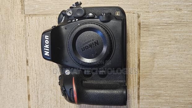 Nikon D800 Body With Battery and Charger · Photo 2