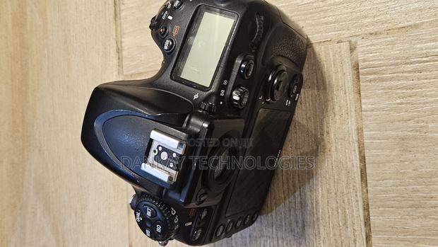 Nikon D800 Body With Battery and Charger · Photo 3