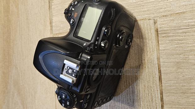 Nikon D800 Body With Battery and Charger · Photo 6