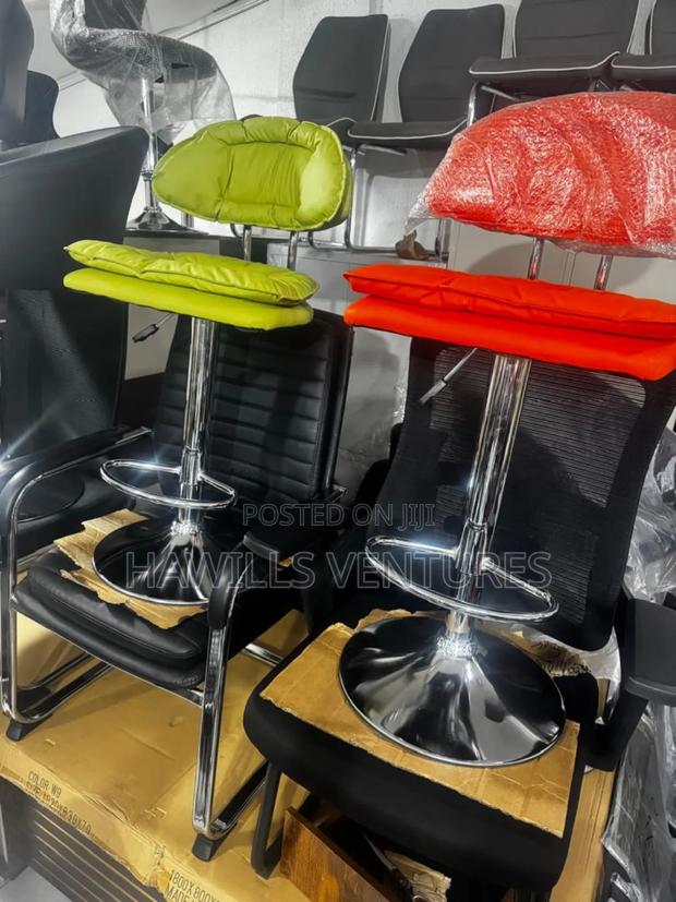 Lemon Green Bar Stool · Photo 1
