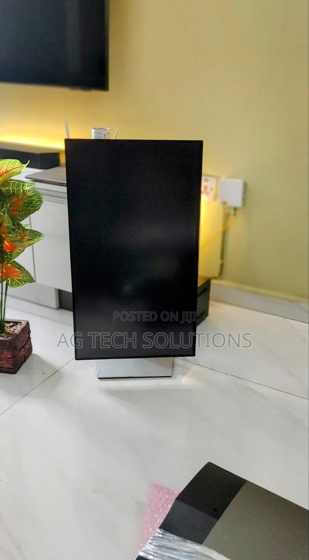 Dell Ultrasharp 27 Inches Edgeless Monitor · Photo 3