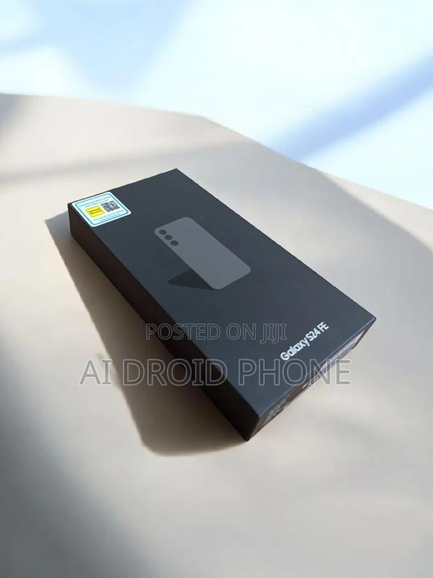 New Samsung Galaxy S24 FE 128 GB Black · Photo 2