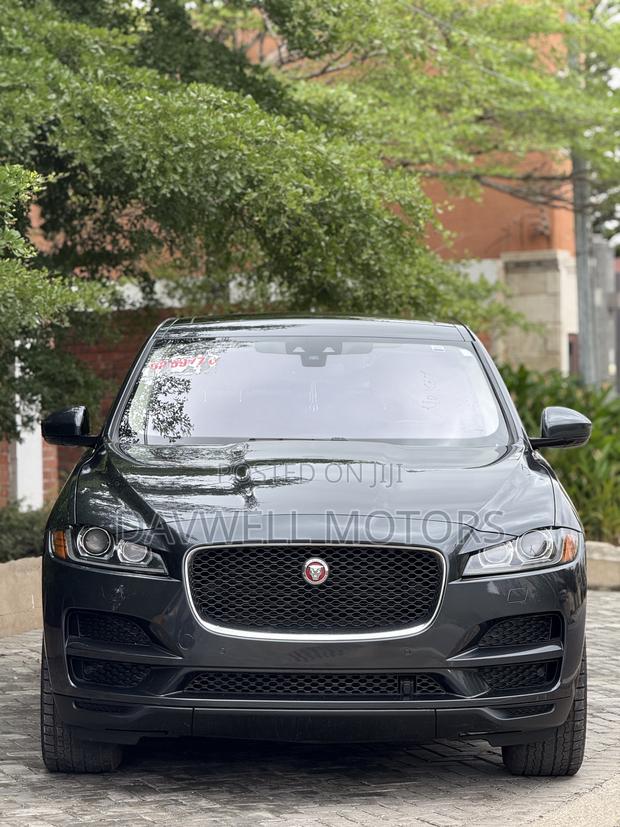 Jaguar F-Pace 20d Premium AWD 2019 Gray · Photo 2