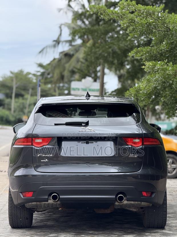 Jaguar F-Pace 20d Premium AWD 2019 Gray · Photo 1