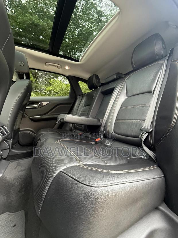 Jaguar F-Pace 20d Premium AWD 2019 Gray · Photo 4