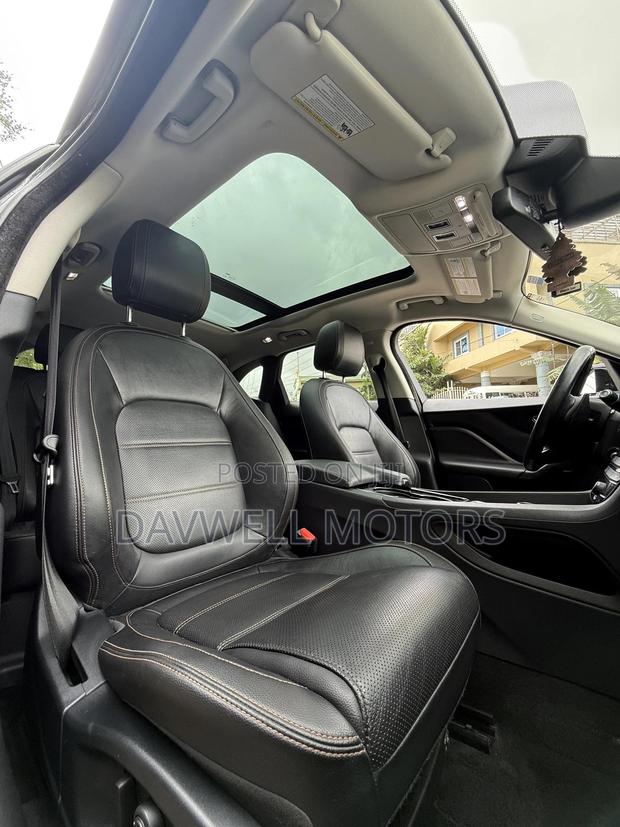 Jaguar F-Pace 20d Premium AWD 2019 Gray · Photo 3