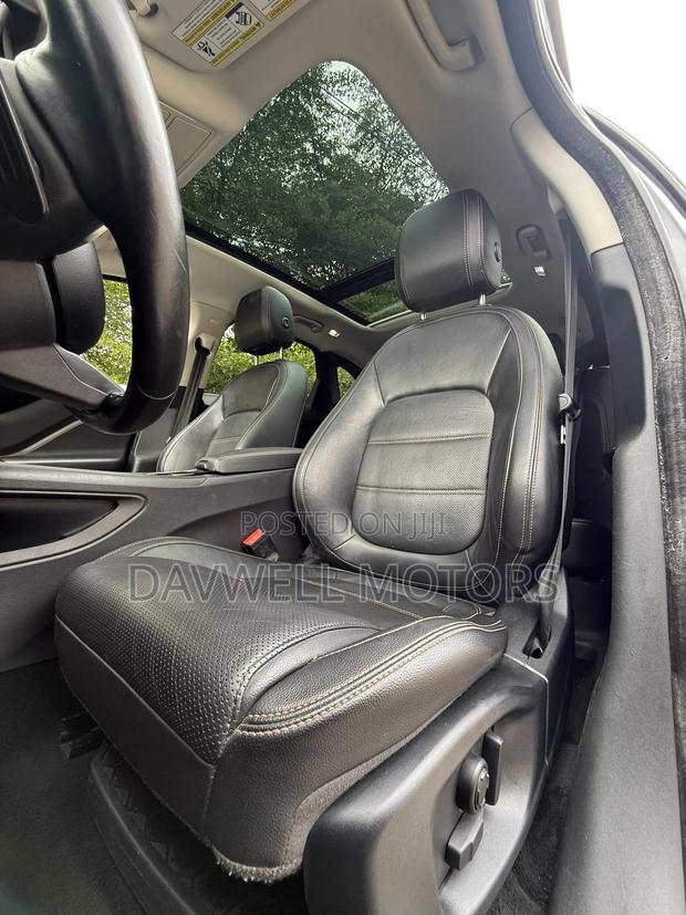 Jaguar F-Pace 20d Premium AWD 2019 Gray · Photo 5
